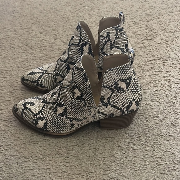 Snake skin booties - Picture 2 of 4